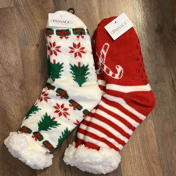 NWT PASSAGE SHERPA THICK CHRISTMAS SLIPPER SOCKS WITH STICKY BOTTOMS 6-10. 2pk - Picture 2 of 4